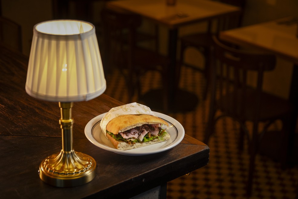 Sanduíche de pastrami defumado com mostarda da casa: aposta — Foto: Agência O Globo/Leo Martins