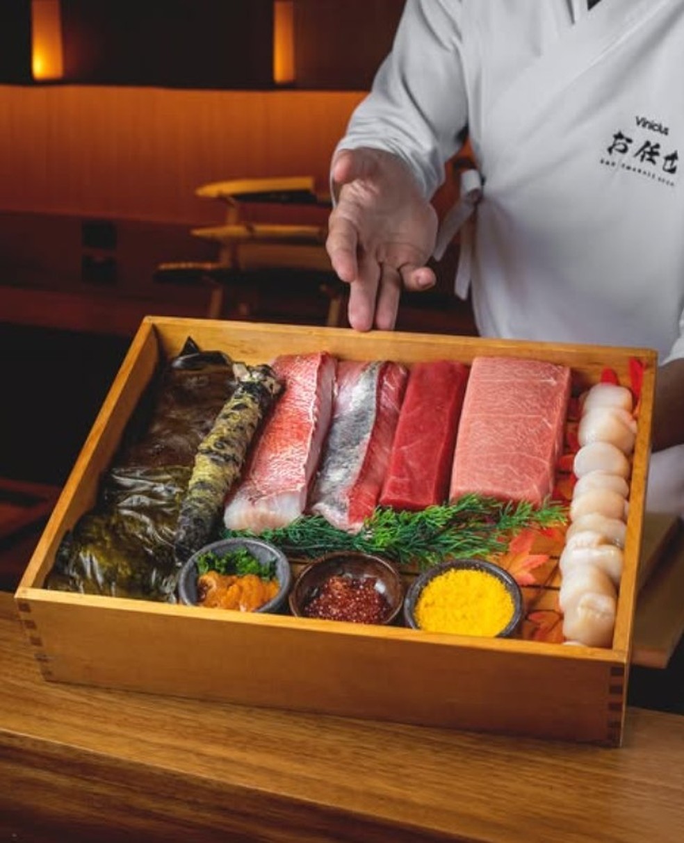 O netabako: caixa tradicional japonesa revela os pescados que serão servidos — Foto: Divulgação / San Omakase