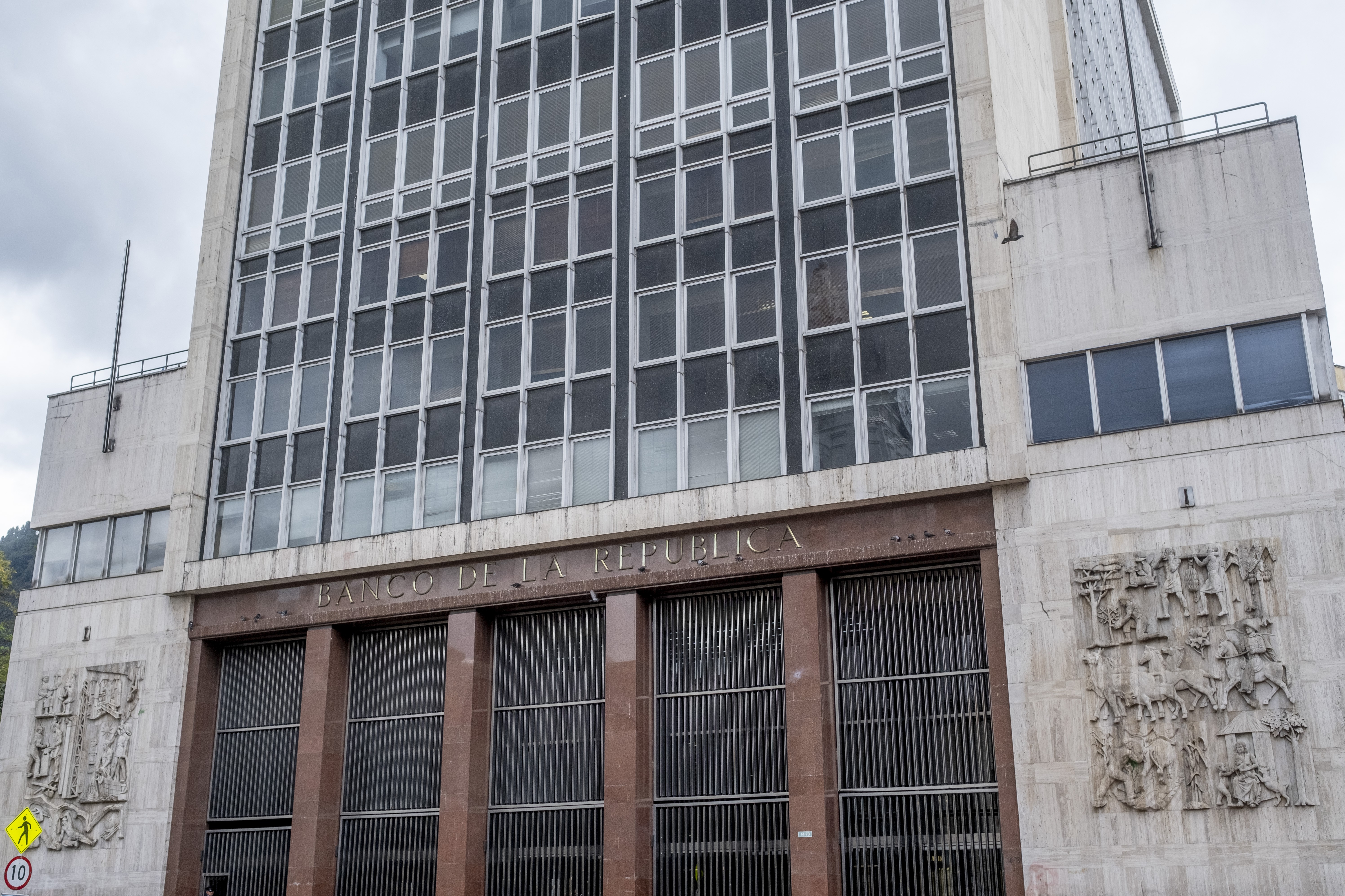 Ninguém segura o peso colombiano, nem o banco central da Colômbia. Entenda por que a moeda disparou