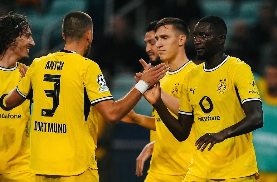 Elenco do Borussia Dortmund deixa estádio sem banho após jogo da ...