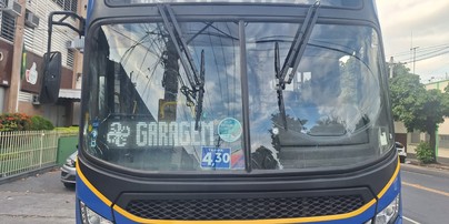 Avenida Brasil: ônibus foi atingido por disparos; 6 passageiros ficaram feridos — Foto: Jéssica Marques / Agência O Globo
