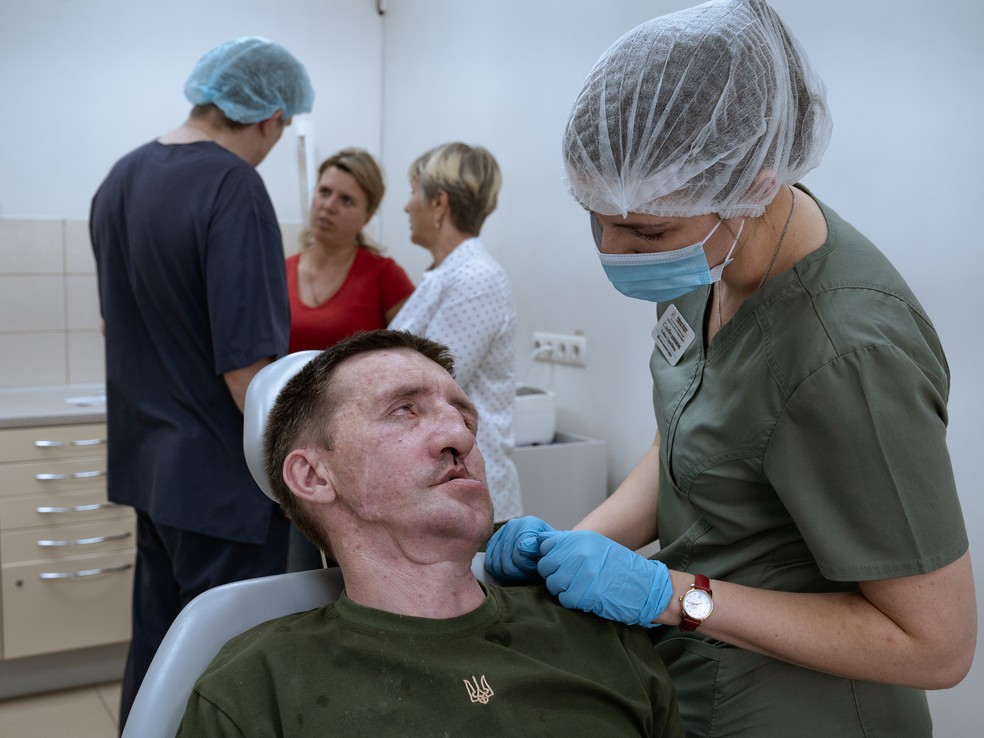 Bohdan Poplavskyi, cujo rosto foi desfigurado pela explosão de uma mina, em um hospital em Kiev — Foto: Laetitia Vancon/The New York Times