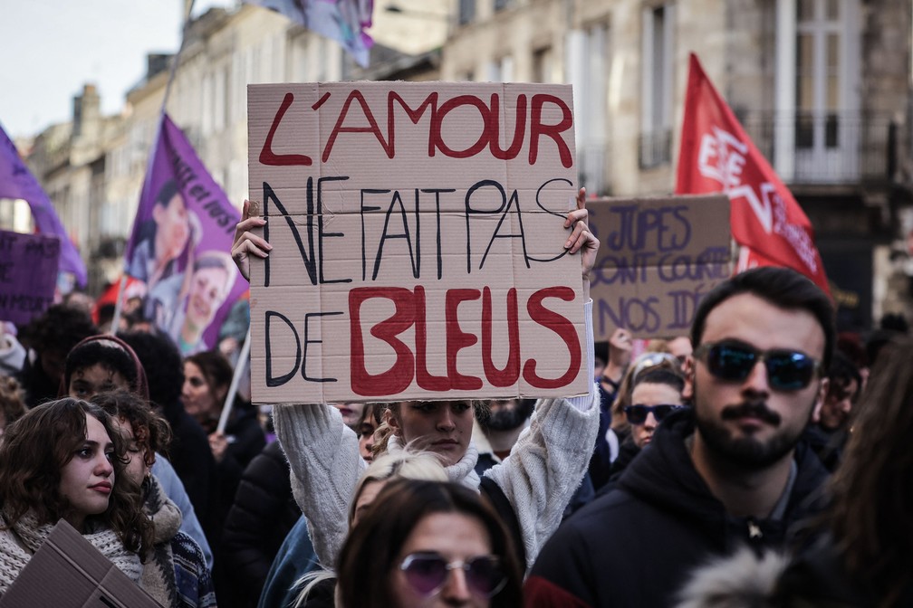 Mulher segura placa durante manifesta&ccedil;&atilde;o em Bordeaux &mdash; Foto: Thibaud Moritz/AFP