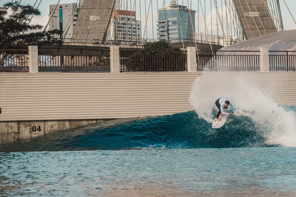 Surfe na piscina: sensação é diferente da prática no mar — Foto: Bruno Fioravanti / Divulgação