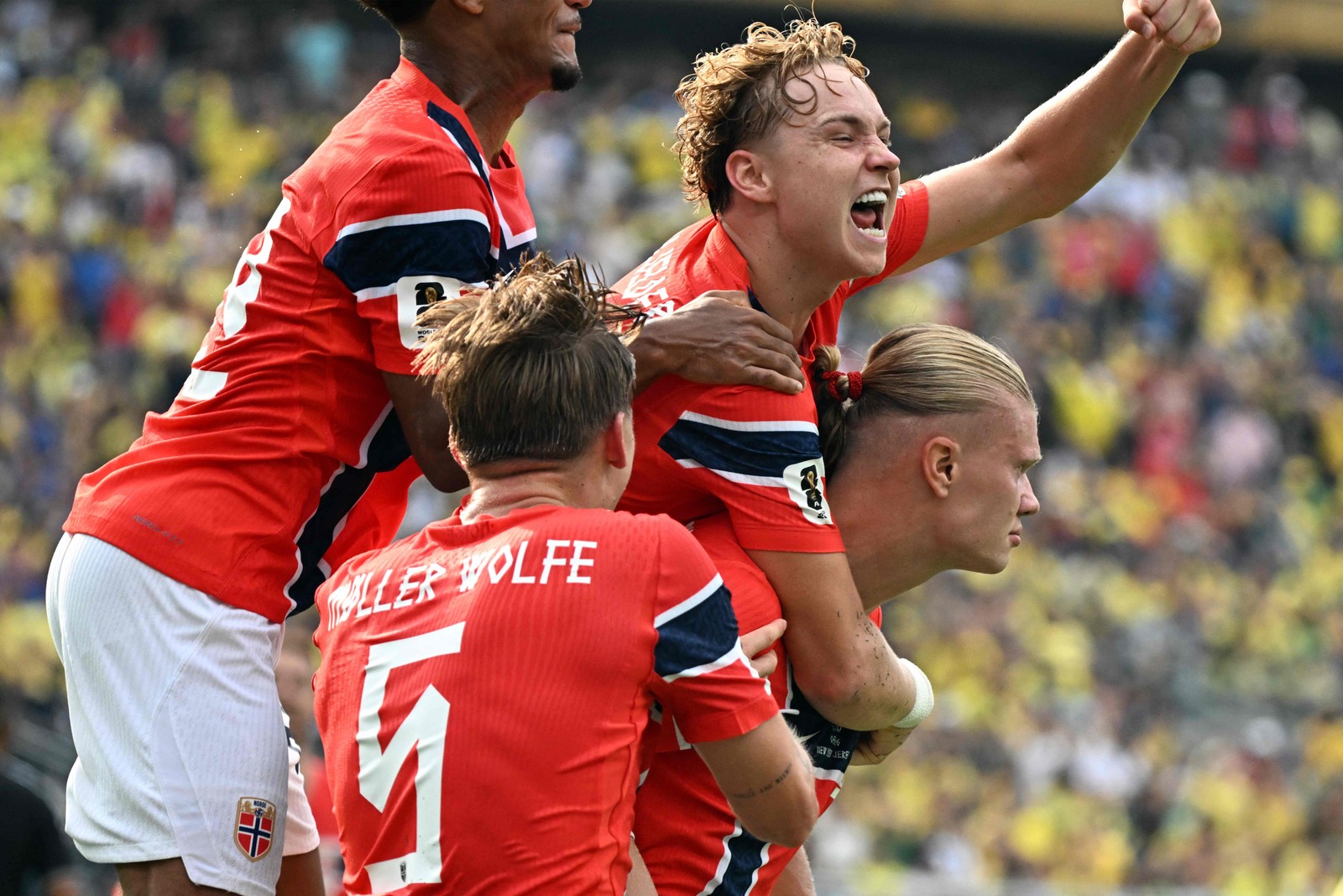 Seleção norueguesa comemora o primeiro gol da partida — Foto: Jewel SAMAD / AFP