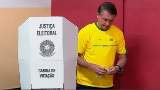 Bolsonaro vota na Vila MIlitar neste domigo — Foto: Divulgação