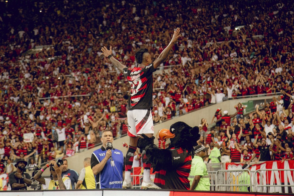 Bruno Henrique comemora 100º gol pelo Flamengo, diante do Vasco — Foto: Adriano Fontes/CRF