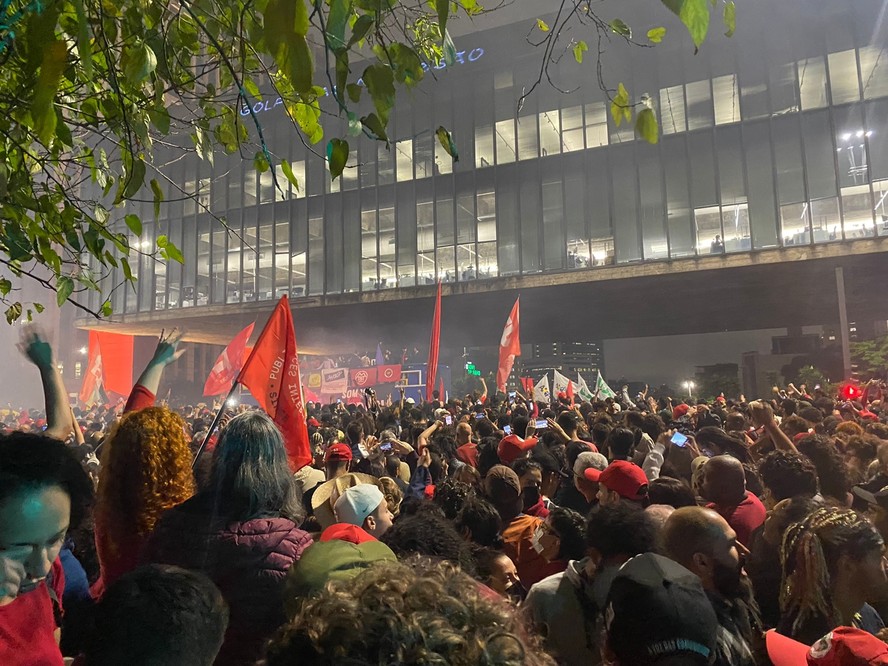 Manifestantes pró-demoracia ocupam a Avenida Paulista