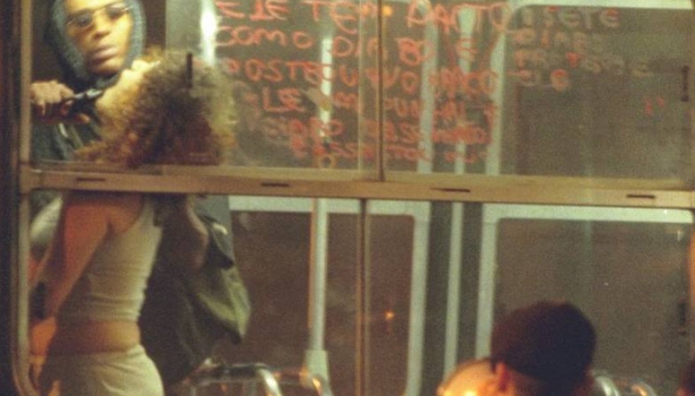 Sequestro do ônibus 174: Sandro ameaça refém com arma no rosto — Foto: Marcelo Carnaval