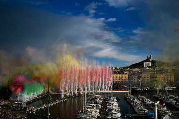 Chama Olímpica chega em Marselha, na França; veja fotos