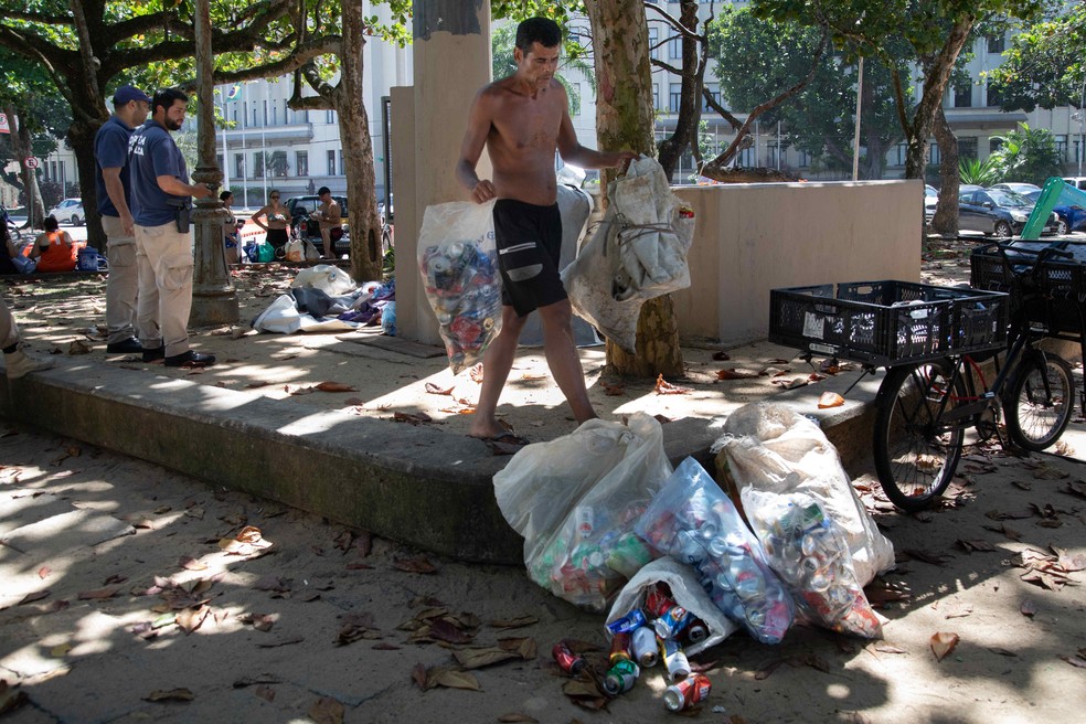 O catador de latinhas Marcos da Silva recolheu o material reciclável que estava deixado no canteiro — Foto: Ana Branco