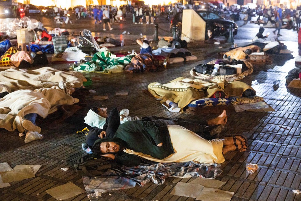 Moradores se abrigam do lado de fora de uma praça após um terremoto em Marrakech, no Marrocos — Foto: Fadel Senna/AFP