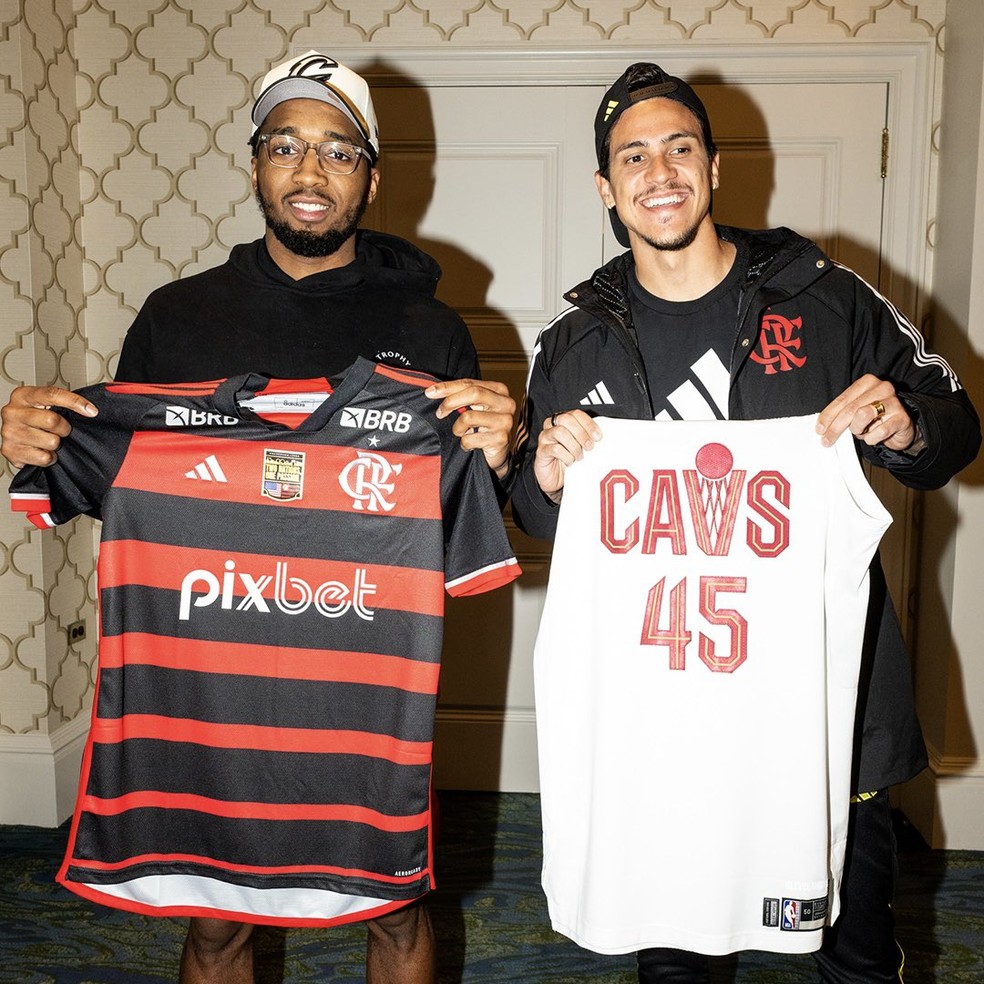 Pedro e Donovan Mitchell divulgam a nova camisa do Flamengo e uma do Cleveland Cavaliers — Foto: Divulgação