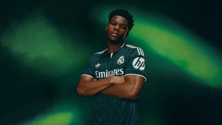 Aurélien Tchouaméni veste o novo segundo uniforme do Real Madrid, em verde escuro com detalhes em branco envelhecido, lançado pela adidas — Foto: Divulgação