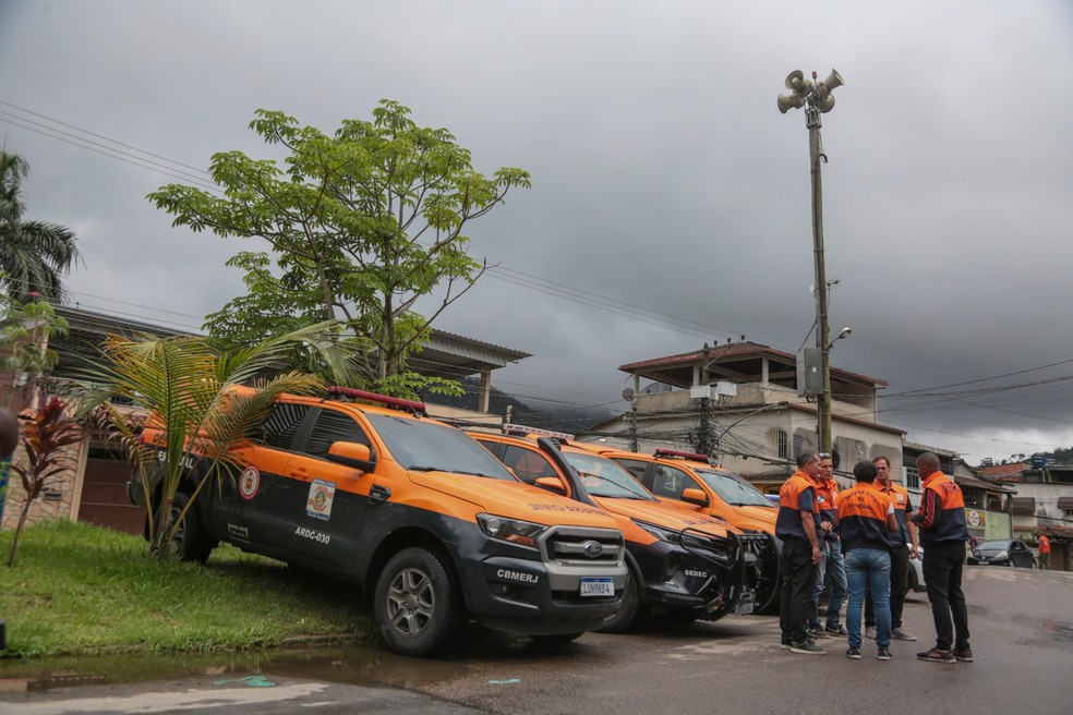Equipes da Defesa Civil do RJ em loco — Foto: Divulgação / CBMERJ