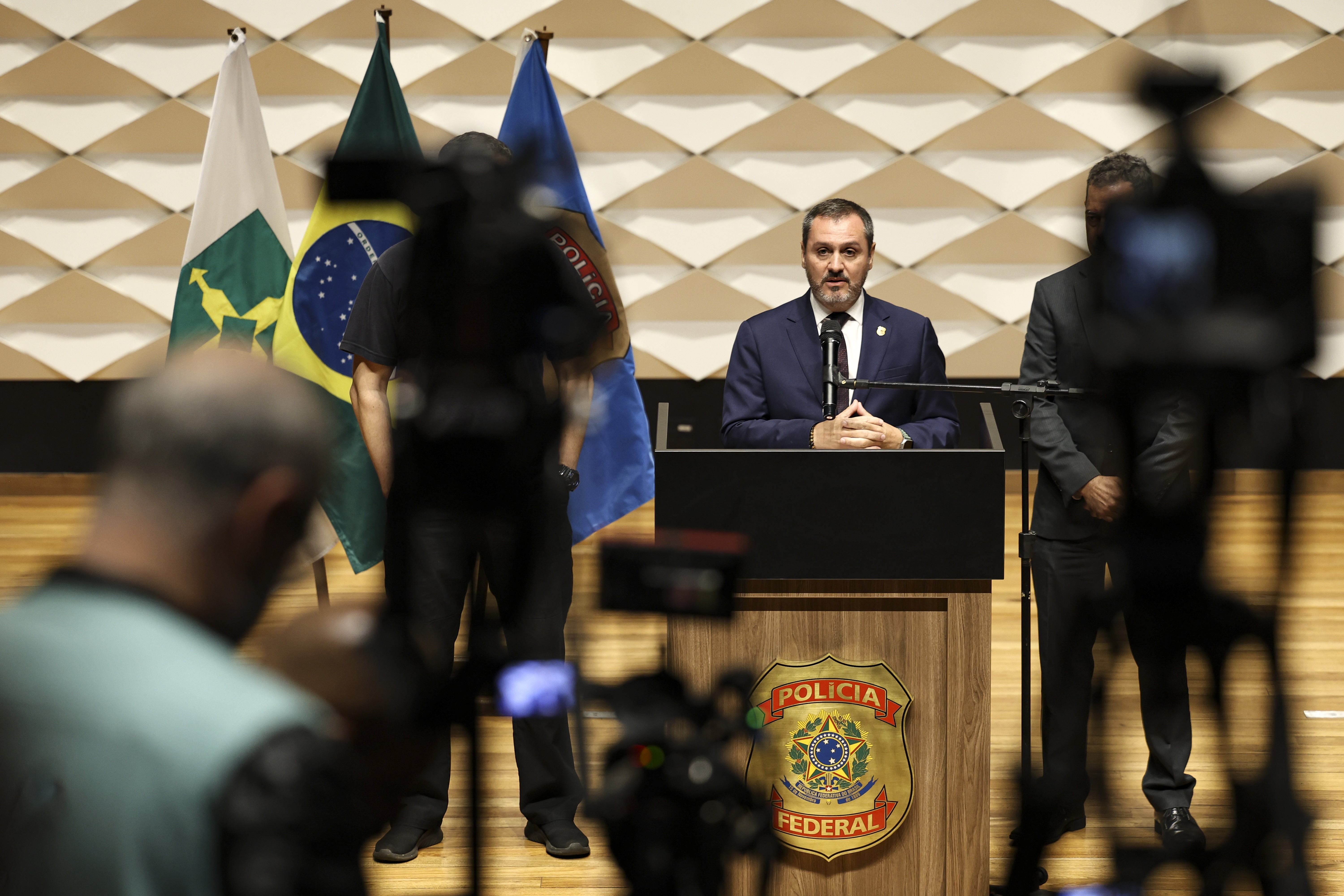 PF avalia que episódio de homem-bomba em Brasília fortalece inquérito do golpe, que pode indiciar Bolsonaro