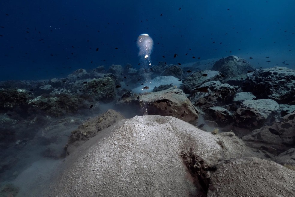 Bolhas de água indo para a superfície — Foto: New York Times