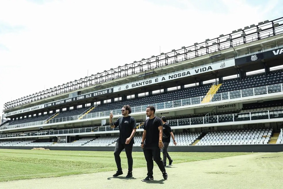 Equipe da Genius visita Vila Belmiro visando instalação do impedimento semiautomático — Foto: Reinaldo Campos/Santos FC