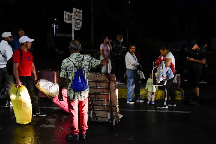 Venezuelanos deixam o país após anúncio de captura de Nicolás Maduro por forças dos EUA — Foto: SCHNEYDER MENDOZA