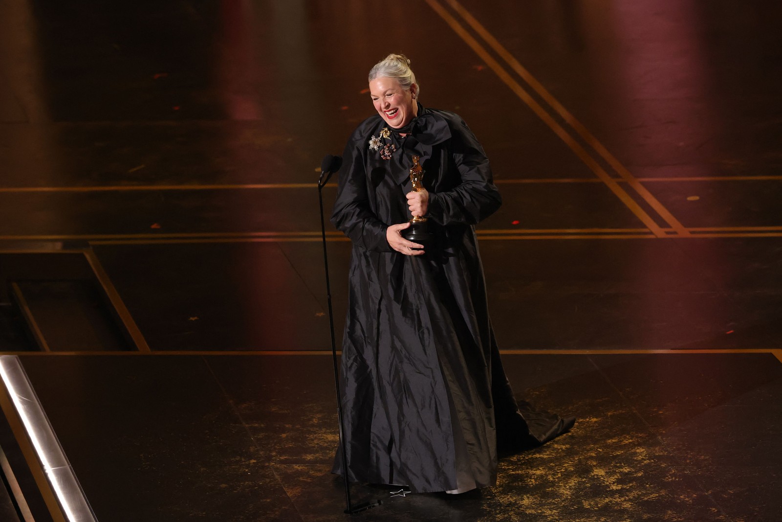 Kate Hawley aceita o prêmio de Melhor Figurino por "Frankenstein". — Foto: KEVIN WINTER