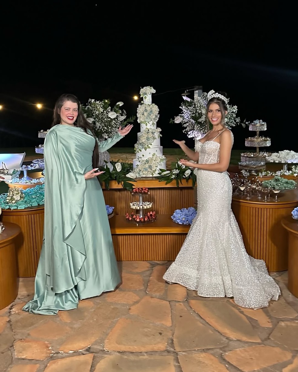 Calita Franciele posou com bolo de seu casamento com Amado Batista — Foto: Reprodução Instagram