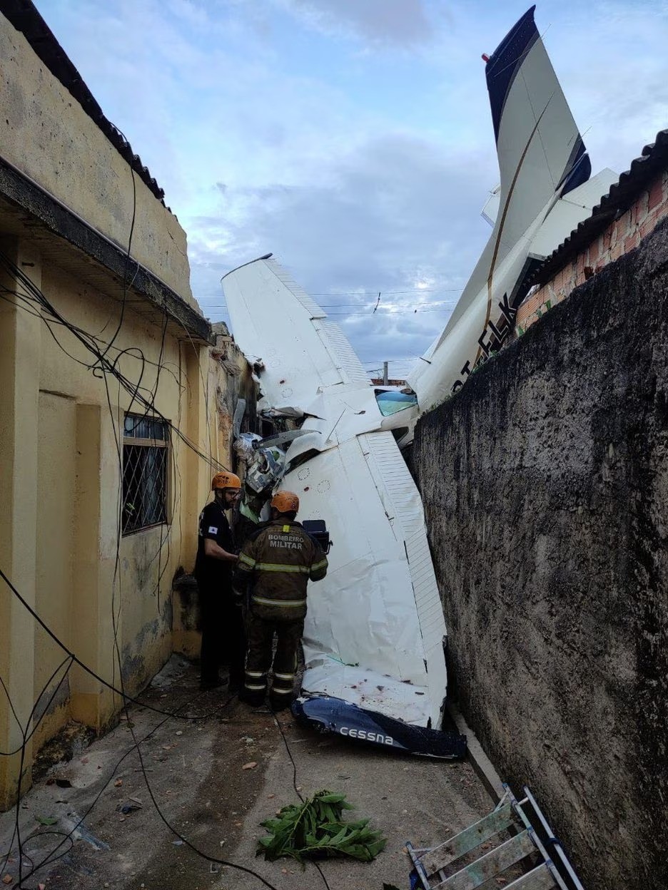 Avião caiu sobre casas em Belo Horizonte  — Foto: Divulgação/Corpo de Bombeiros MG