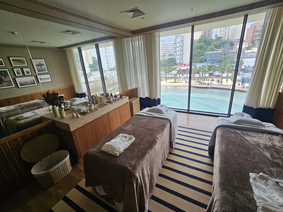 Sala de massagem, no clube vertical, com a piscina de ondas ao fundo — Foto: Pedro Carvalho / O GLOBO