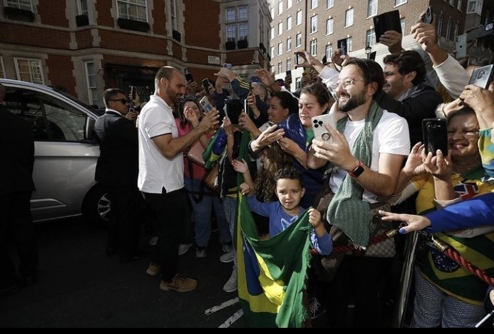 O deputado federal Eduardo Bolsonaro (PL-SP) conversa com bolsonaristas ao chegar a Londres com comitiva do presidente — Foto: Reprodução/Instagram
