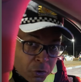 'Que homem cheiroso': web exalta policial 'sem masculinidade frágil' que beijou Caetano Veloso