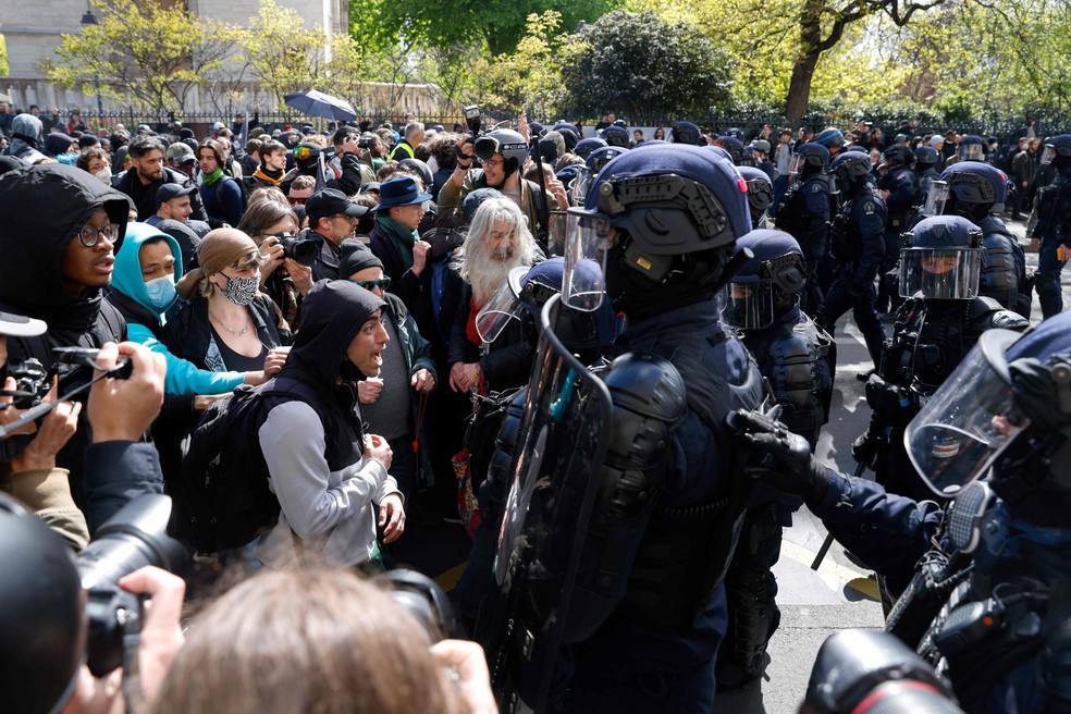 Manifestantes discutem com agentes de segurança durante protestos, nessa quinta-feira, em Paris  — Foto: Geoffroy Van der Hasselt / AFP