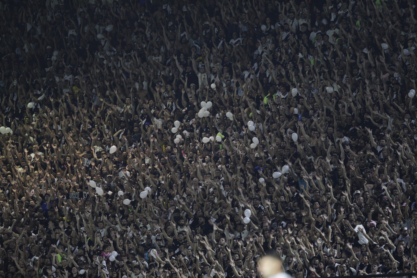 Torcida do Vasco da Gama lota São Januário após reabertura — Foto: Alexandre Cassiano/Agência O Globo