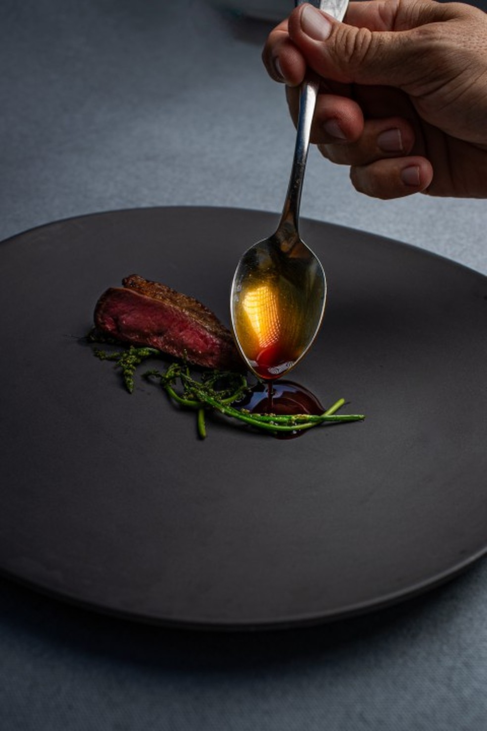 Pichón (carne de pombo jovem) com aspargos marinhos — Foto: Divulgação