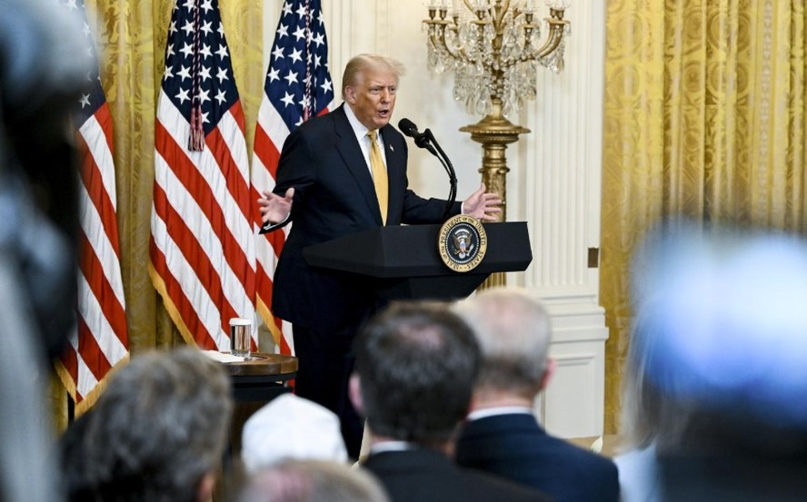 O presidente Donald Trump fala durante uma recepção para legisladores republicanos na Casa Branca, em Washington