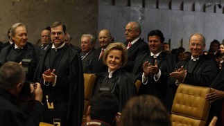 Seis meses depois de Fux, Rosa Maria Weber foi aplaudida de pé pelos colegas do Supremo ao tomar posse, em 2011 — Foto: Ailton de Freitas / Agência O Globo