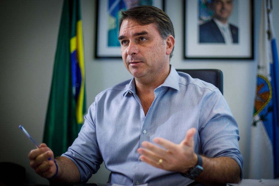 Flávio Bolsonaro fala sobre Mauro Cid e considera acusações contra o pai  'frágeis'