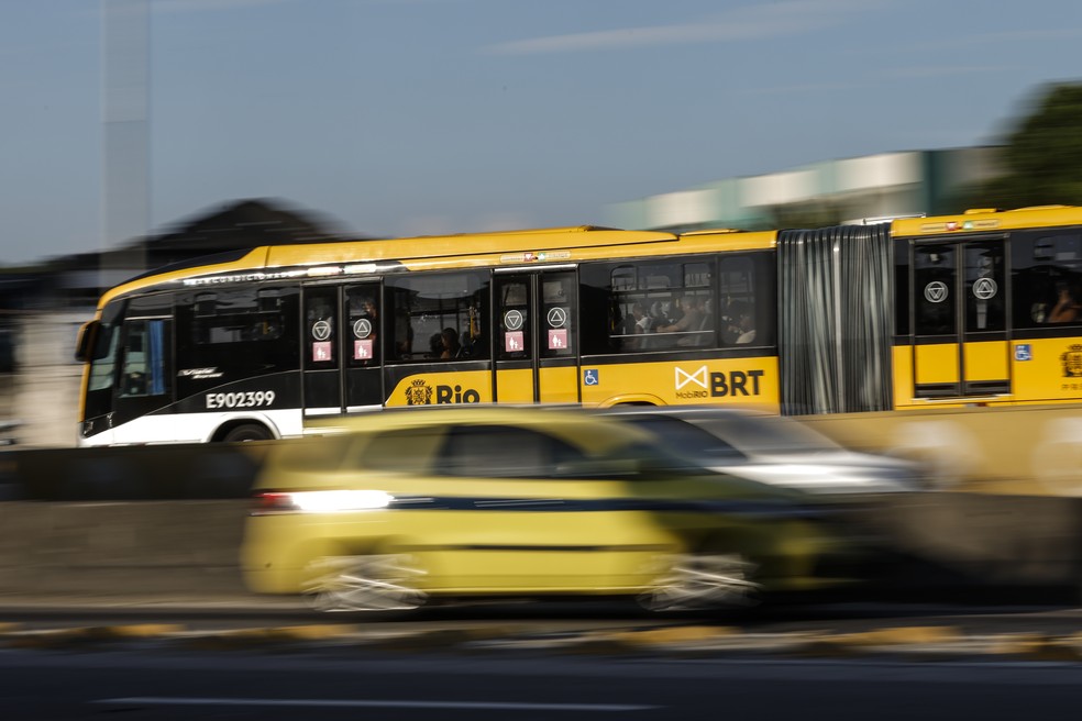 Just like the BRT visual identity, the buses will also have yellow as the predominant color. In the city, this also characterizes taxis, Rio's heritage, like the one crossing with an articulated car on Avenida Brasil in the photo — Photo: Alexandre Cassiano / Agência O Globo