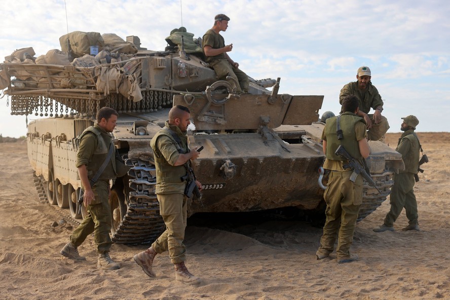 Soldados israelenses mobilizados para a fronteira com a Faixa de Gaza