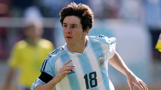 Lionel Messi (Argentina): em 2005, estava defendendo o Barcelona; atualmente está no PSG.  — Foto: Divulgação 