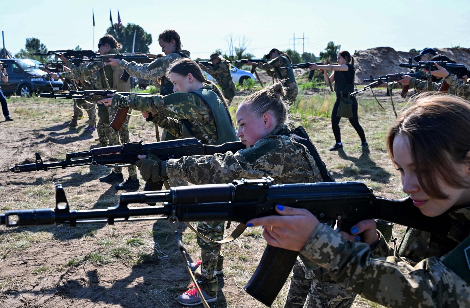 O projeto ucraniano Arm Women Now (Armem as Mulheres Agora) arrecadou doações para produzir milhares de uniformes adaptados às mulheres, que depois distribui gratuitamente entre as mulheres militares — Foto: Sergei SUPINSKY / AFP