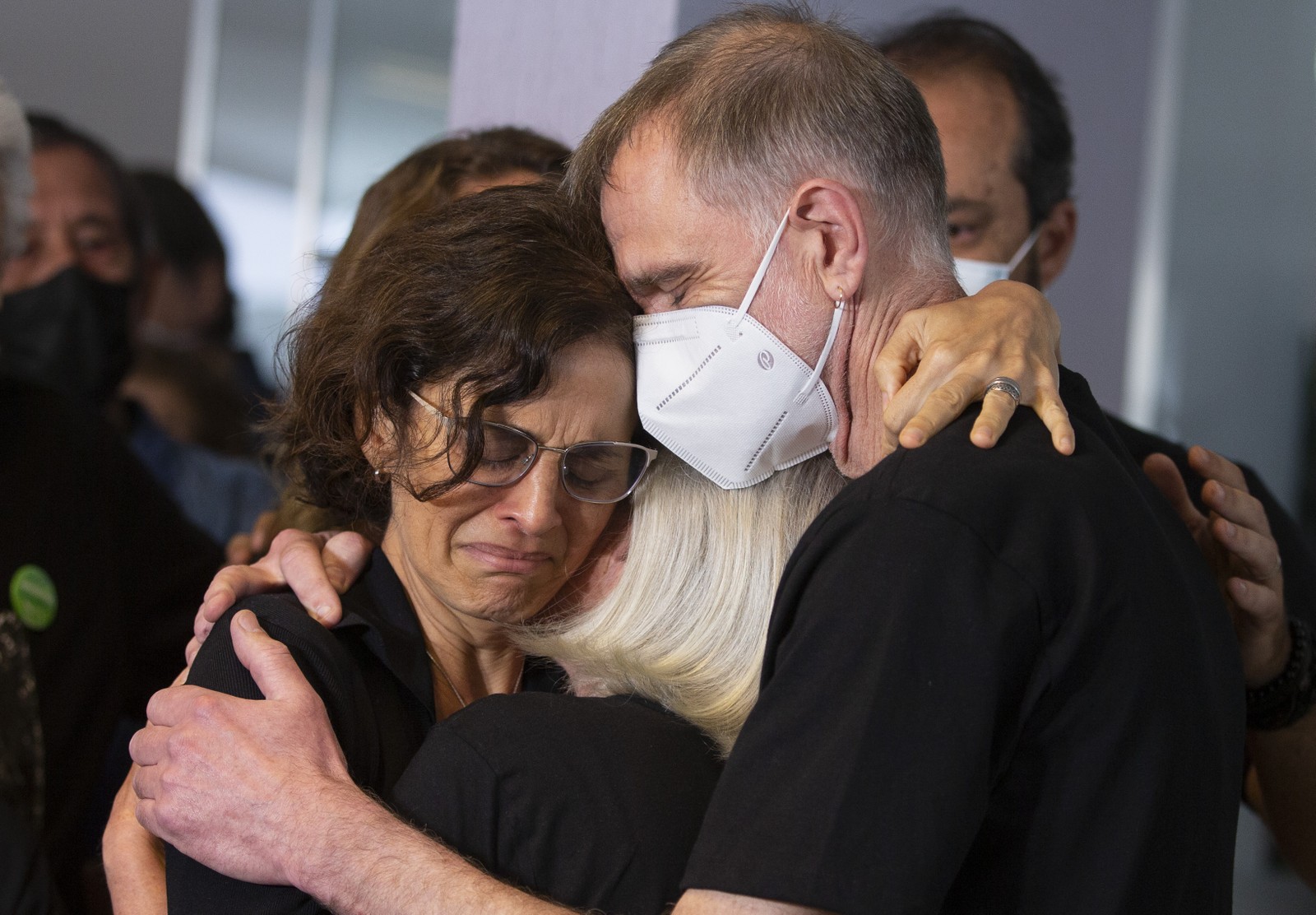 Familiares se consolam no velório de Dom Philips — Foto: Marcia Foletto / Agência O Globo