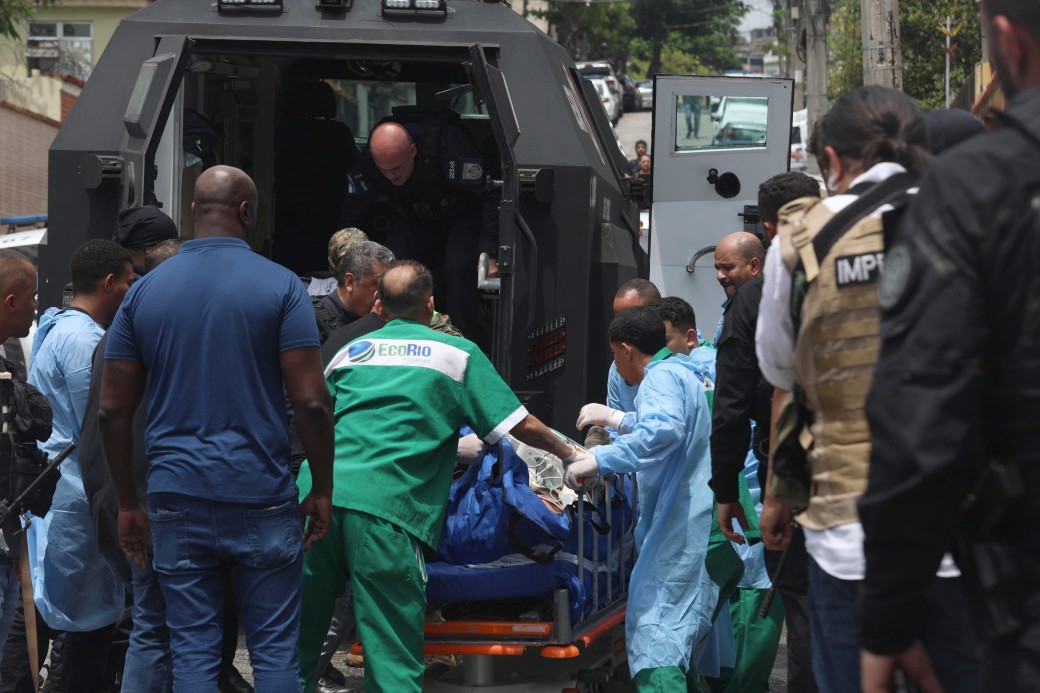 Os feridos estão sendo encaminhados ao Hospital Getúlio Vargas, na Penha, Zona Norte do Rio. — Foto: Gabriel de Paiva / Agência O Globo