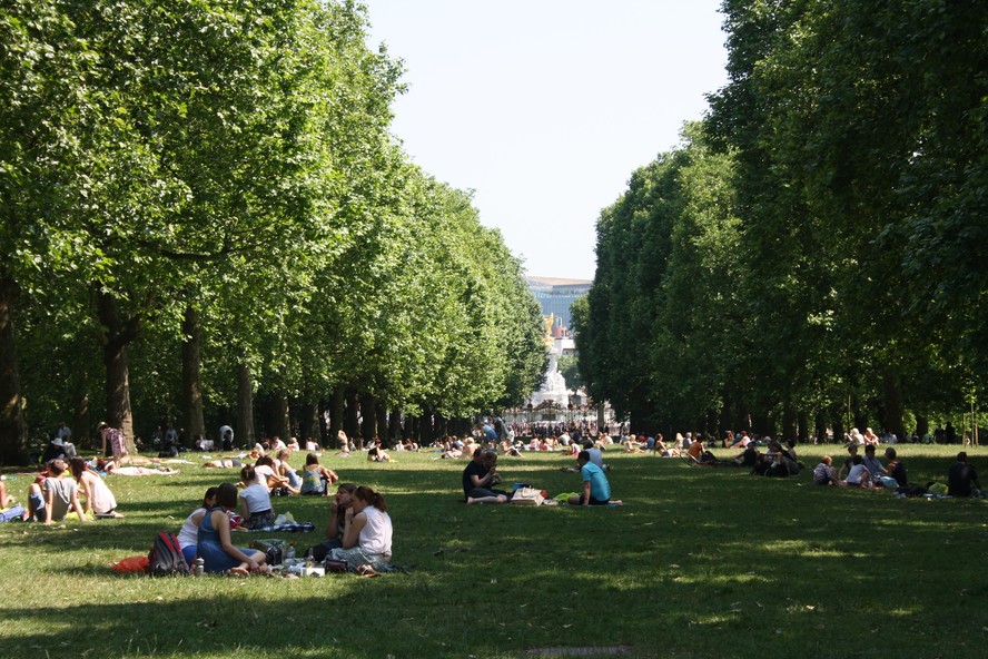 Moradores de Londres buscam refúgio em sombras do Green Park, durante onda de calor de 2013