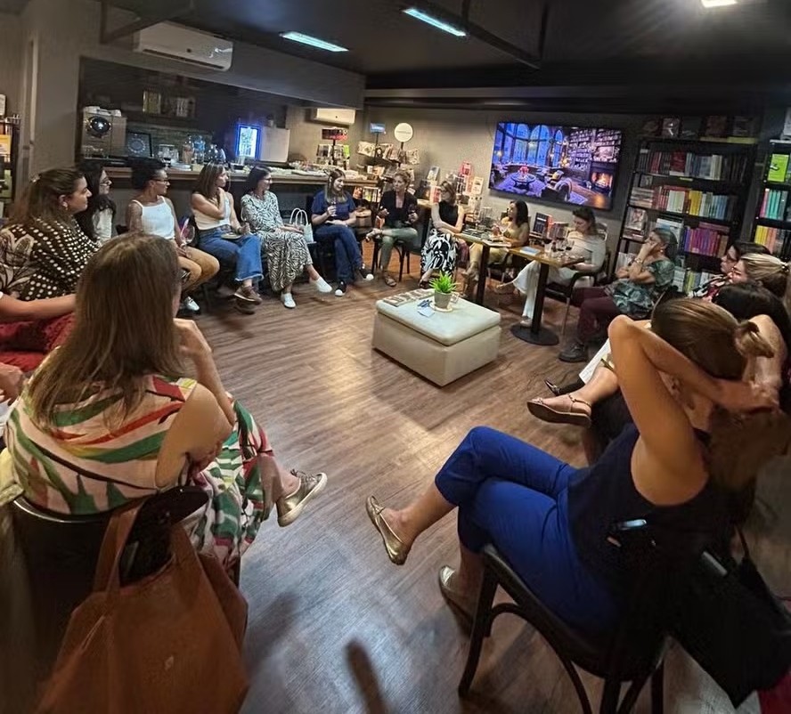 A Bookworm, instalada no Downtown, promove sessões regadas a café de seu clube do livro