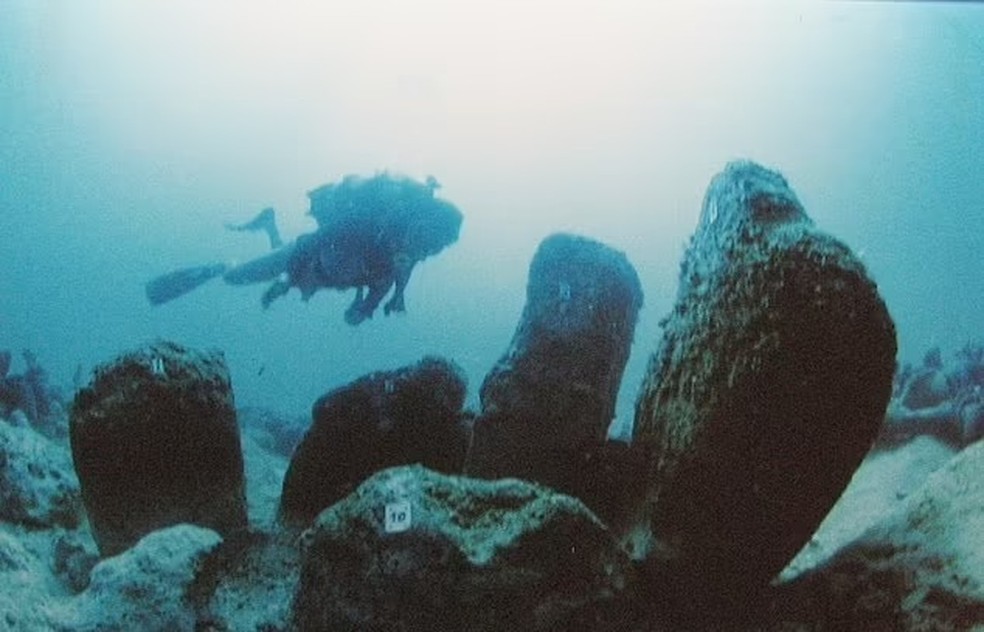 Cientistas encontraram um estranho círculo de pedras no assentamento subaquático da cidade perdida de Atlit Yam, em Israel — Foto: Hanay / Wikimedia Commons