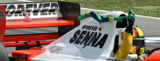 O tetracampeão mundial Sebastian Vettel fez exibição com a última Mclaren de Ayrton Senna — Foto: Andrej Isakovic/AFP