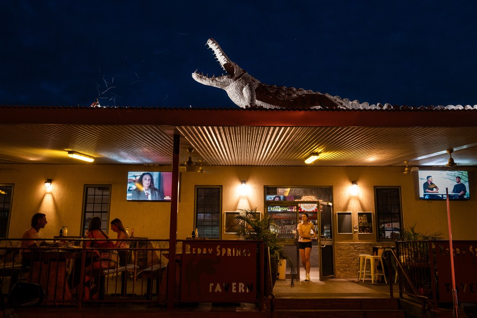 Uma maquete de um crocodilo no telhado de um pub local em Berry Springs — Foto: Matthew Abbott / The New York Times