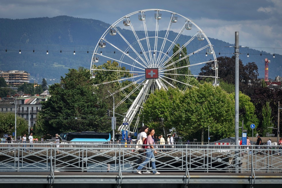 Um símbolo da bandeira suíça em uma roda-gigante para marcar o Dia Nacional da Suíça, em Genebra, em 1º de agosto — Foto: Andrew Kravchenko/Bloomberg