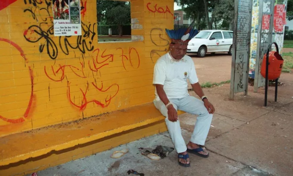 Cacique do povo Xavante no ponto de &ocirc;nibus onde Galdino foi morto, em 1997 &mdash; Foto: S&eacute;rgio Marques/Ag&ecirc;ncia O GLOBO