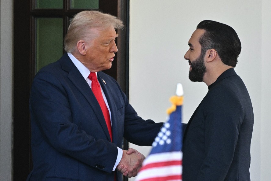 O presidente dos EUA, Donald Trump, cumprimenta o presidente de El Salvador, Nayib Bukele, ao chegar à Casa Branca, em Washington, DC, em 14 de abril de 2025