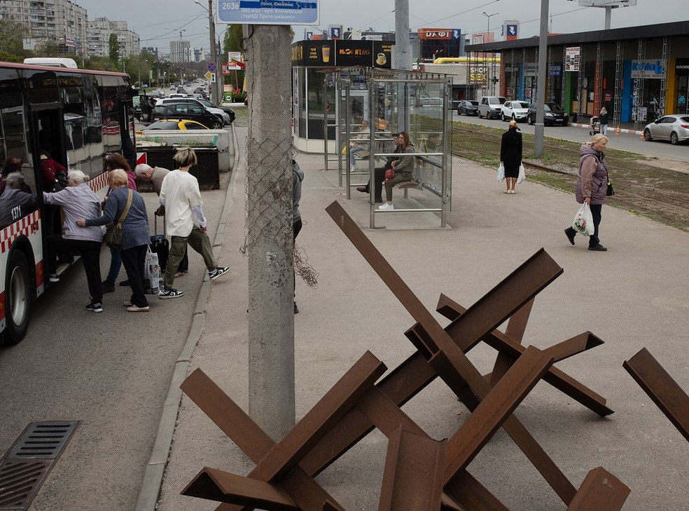 Barricadas antitanque em estação de ônibus perto de um centro comercial em Kharkiv — Foto: Tyler Hicks/The New York Times
